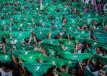 LAS MUJERES AL FRENTE